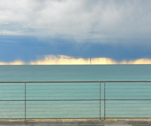 Diverse trombe d'aria in mare al largo questa mattina, foto e video dei lettori, Pennellatore &quot;Fenomeno anomalo per dicembre!&quot;