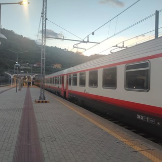 Tentano di rubarle il bagaglio sul treno diretto a Imperia da Milano: “Fingeva di sistemare la giacca, insospettita l’ho fissato e ha desistito”