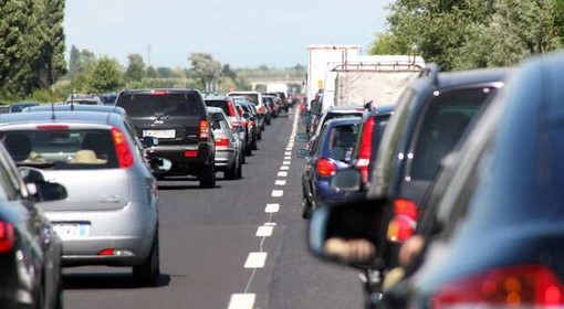 Esodo di Ferragosto tutti in coda verso il mare, traffico da bollino nero