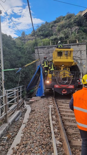 Linea Genova-Ventimiglia: riprende su un binario la circolazione tra Cogoleto e Varazze