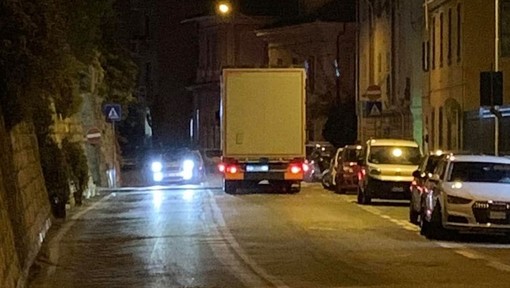 Imperia, tir contromano in viale Matteotti, la testimonianza di un automobilista: &quot;Ho rischiato di morire in un frontale&quot;