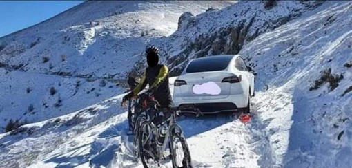 Sull'Alta Via del Sale (chiusa) con la Tesla: due giovani abbandonano l'auto nella neve