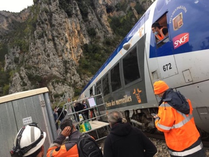 Tempesta Alex, le infermiere di Cuneo giungono in elicottero da Nizza. La Valle Roya soffre e i sindaci disertano la riunione dell’Unione dei Comuni (foto e video)