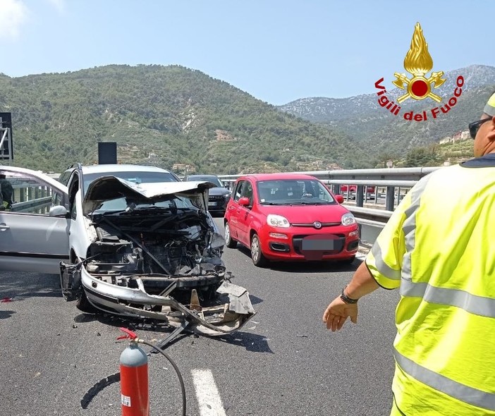 Tamponamento in A10 sul viadotto di Latte: almeno due feriti e coda di 3 kilometri (foto)