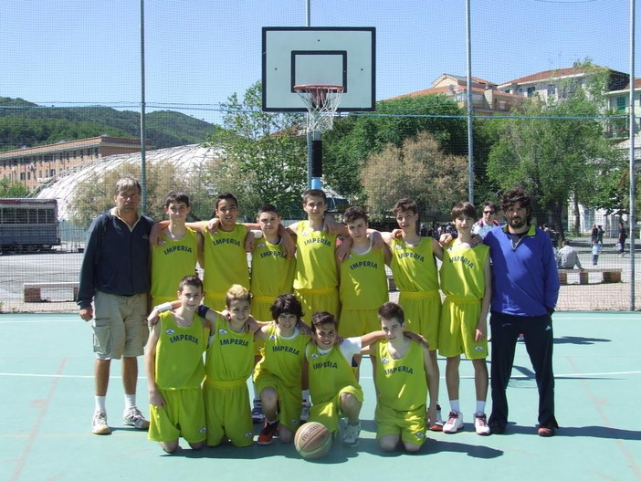 Nella foto gli atleti della selezione provinciale di imperia: Cologgi e Lo Piccolo (Blue Basket Diano Marina) Saturno, Teutino, Mondino, Troia e Donetti (Ranabo), Fiore, Genovese, Abbo, Arturo (Sea Basket Sanremo) Rabaglio (Bvc Sanremo). Allenatore: Mauro Bonino Assistente: Gabriele Alessio Un grazie agli atleti Andreini, Lupano, Streppa, Bolgioni, Stoppino e Vivo che si sono impegnati negli allenamenti.