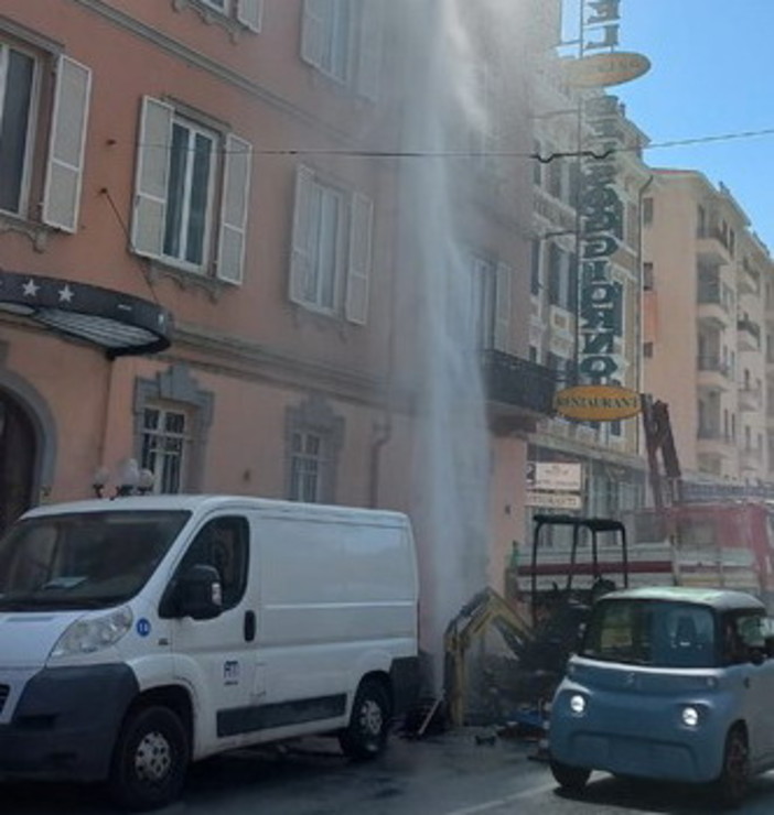 Sanremo: si rompe una tubatura in Corso Matuzia. Acqua fino al quarto piano di un palazzo (Foto)