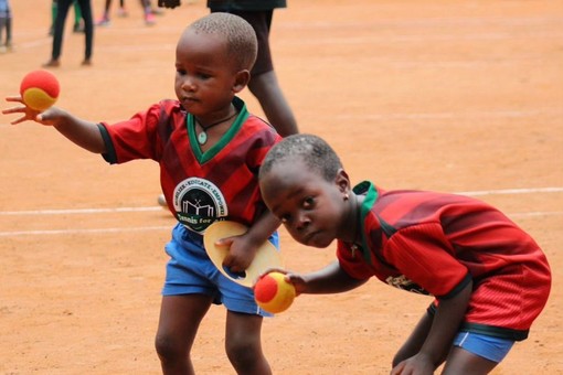 Piatti Tennis Center “for all”: spedisce materiale in Uganda e accoglie a Bordighera un maestro del Ruanda (foto)