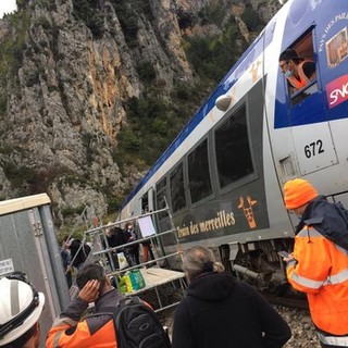 Tempesta Alex, le infermiere di Cuneo giungono in elicottero da Nizza. La Valle Roya soffre e i sindaci disertano la riunione dell’Unione dei Comuni (foto e video)