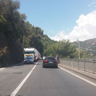 Ventimiglia: code all’ingresso della città per un trasporto eccezionale fermo su corso Francia