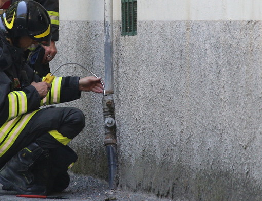 Sanremo: tubo del gas tranciato, intervento dei vigili del fuoco in via Meridiana