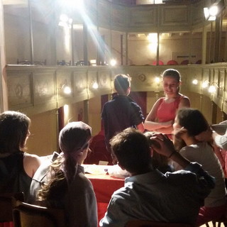 Pieve di Teco: successo per le rappresentazioni teatrali messe in scena dai ragazzi del laboratorio di teatro della scuola secondaria