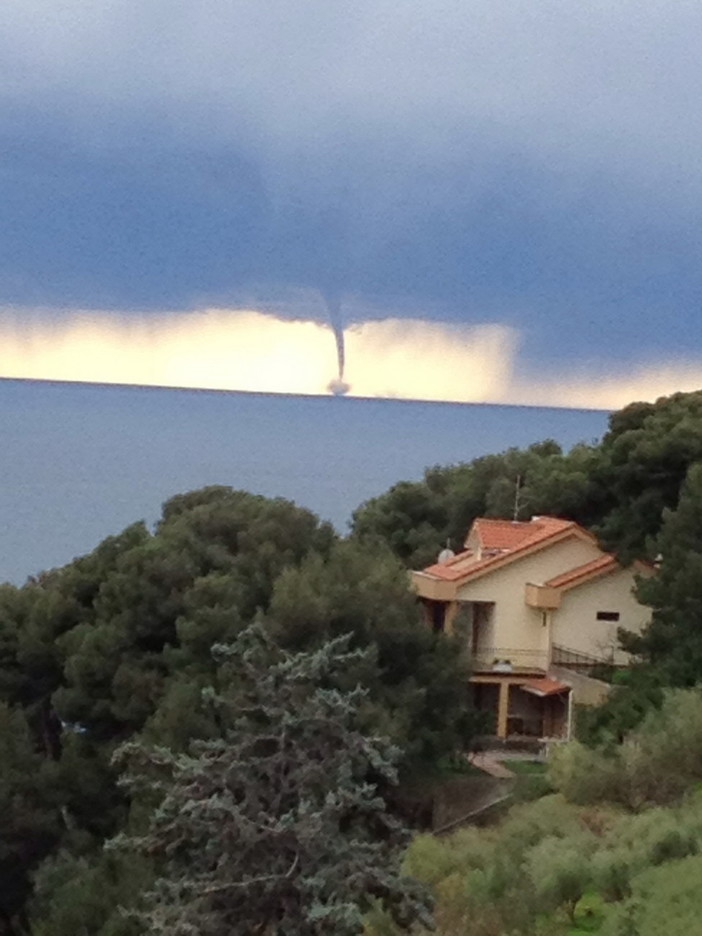 Sanremo: la foto di un lettore sulla tromba d'aria di questa mattina