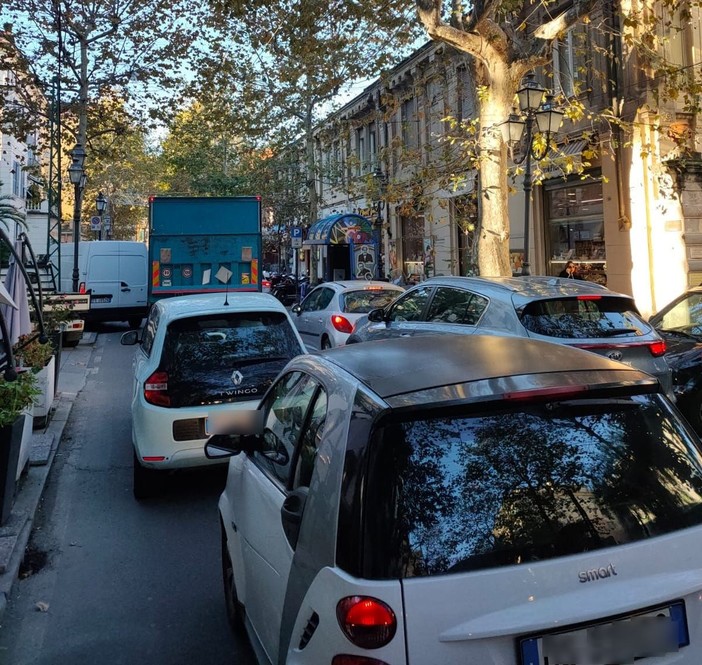 Sanremo, anche oggi lunghe code in centro per i tamponi drive trough (foto)