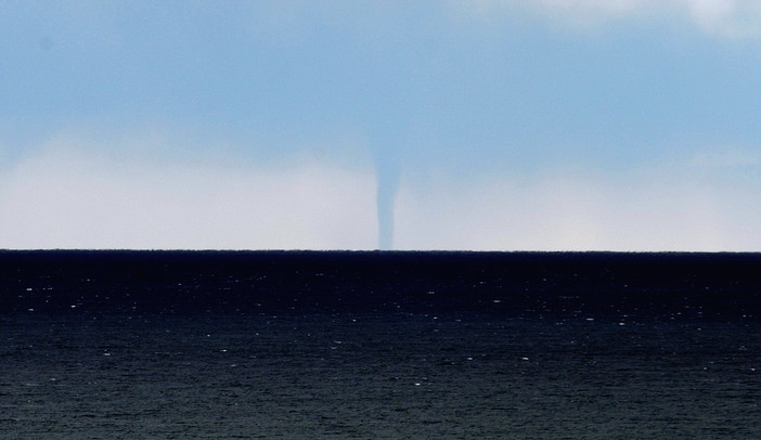 Sanremo: le foto di un lettore della tromba d'aria di questa mattina sulla costa al largo