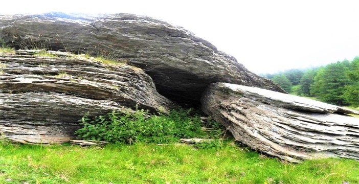 Pigna, scoperta una tomba preistorica: un nuovo tassello nell’architettura funeraria locale (Foto)