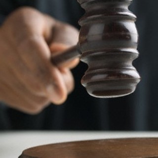 Sanremo: costringeva una bimba a vedere film porno con lui, oggi processo in Tribunale