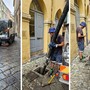 Taggia: operai comunali al lavoro per svuotare i tombini e ripulire le strade dopo il temporale (Foto)