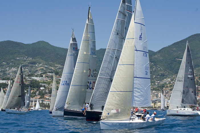 Vela: Trofeo Cozzi, iniziata a mezzogiorno la regata organizzata dagli Yacht Club Sanremo ed  Aregai