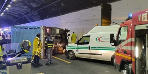 Ventimiglia: scontro tra un'auto ed un furgone in galleria sulla A10, sei feriti per fortuna non gravi