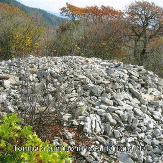 Pigna: nei pressi della diga di Tanarda, scoperta una grande tomba a tumulo realizzata con migliaia di pietre