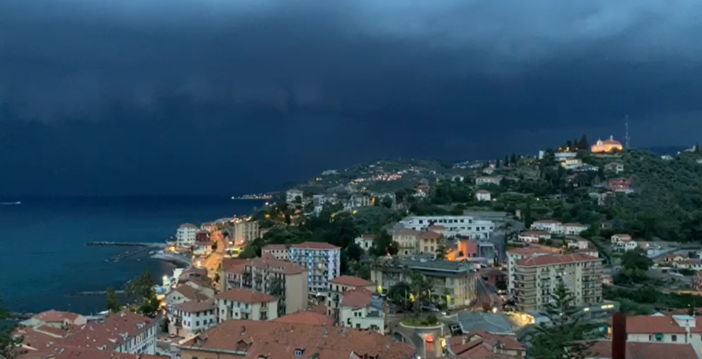 Maltempo: ha cominciato a piovere alle 21, forte temporale a Imperia. Le immagini dal Parasio (video)