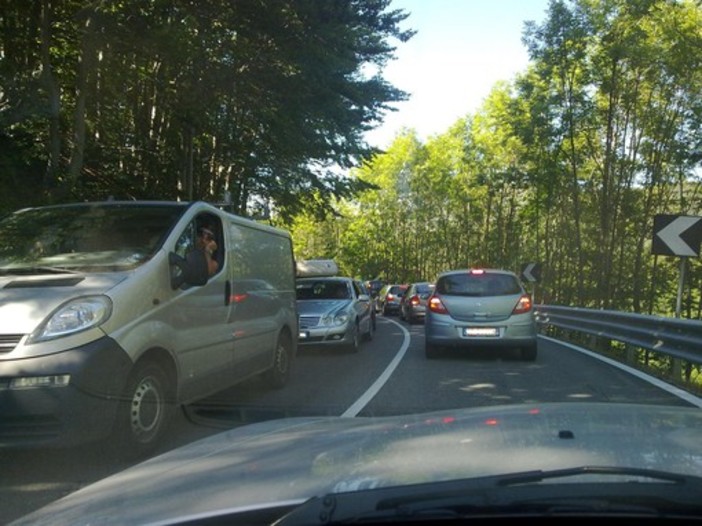 Rientro di passione dopo il fine settimana al mare: code e rallentamenti in autostrada e sul colle di Tenda