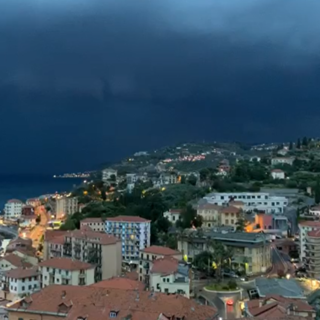 Maltempo: ha cominciato a piovere alle 21, forte temporale a Imperia. Le immagini dal Parasio (video)