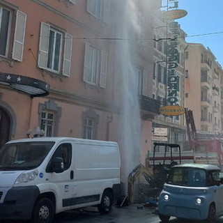 Sanremo: si rompe una tubatura in Corso Matuzia. Acqua fino al quarto piano di un palazzo (Foto)
