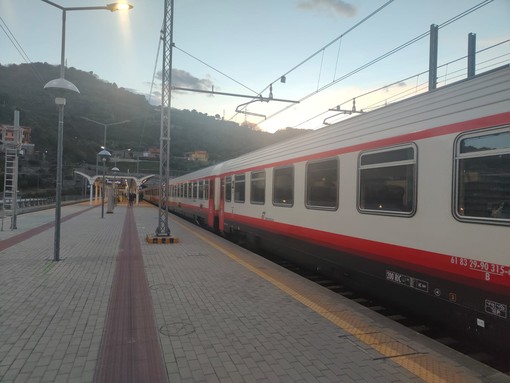 Tentano di rubarle il bagaglio sul treno diretto a Imperia da Milano: “Fingeva di sistemare la giacca, insospettita l’ho fissato e ha desistito”