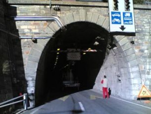 Tir spagnolo trancia l'illuminazione nel tunnel del Tenda: valico chiuso tutta la notte