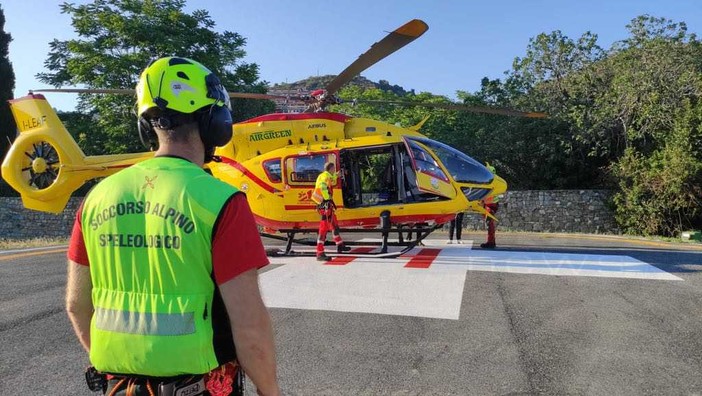 Bordighera: si taglia le vene perchè non gli danno le medicine, 30enne portato in elicottero a Pietra Ligure