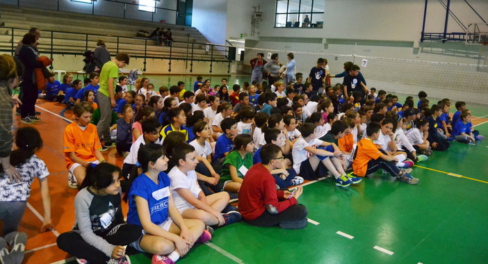 Gli alunni delle elementari del Golfo Dianese si sfidano a Pallavolo (foto)