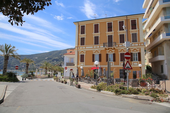 Ospedaletti: ordinanza del sindaco, vietato girare in strada a torso nudo o in costume da bagno