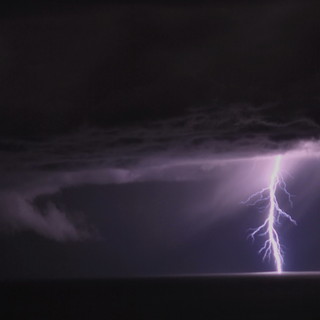 Bordighera: temporali in Riviera, la foto di un lettore di un fulmine caduto sulla città