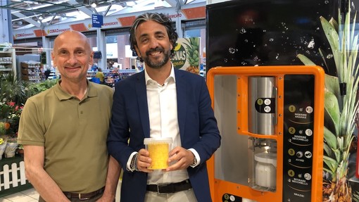 All'Ipermercato Conad di Taggia le macchine self service per tagliare l'ananas e fare la spremuta, il primo cliente? Il sindaco Conio (Foto e Video)