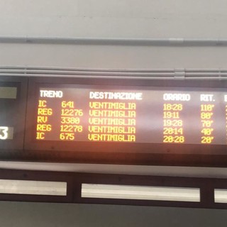 Si sdraia sui binari alla stazione di Albenga: treni in ritardo nel Ponente