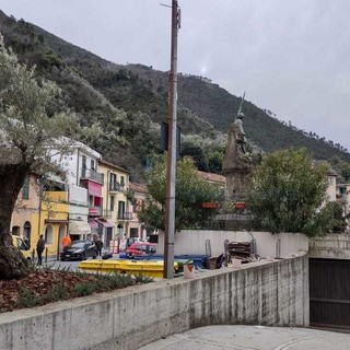 A Badalucco rinasce l'aiuola del monumento ai Caduti, Orengo &quot;Con il nuovo ulivo, un segno di speranza per la comunità&quot;