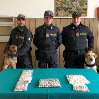 Ventimiglia: tre corrieri della droga con 313 ovuli di cocaina ed eroina arrestati dalla Finanza