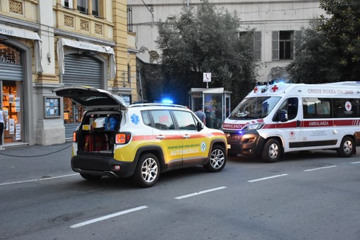 Malore in strada, Croce Rossa e 118 salvano 60enne colto da infarto a Sanremo