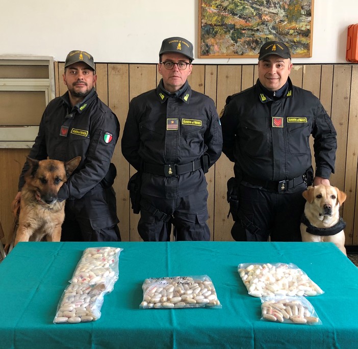 Ventimiglia: tre corrieri della droga con 313 ovuli di cocaina ed eroina arrestati dalla Finanza