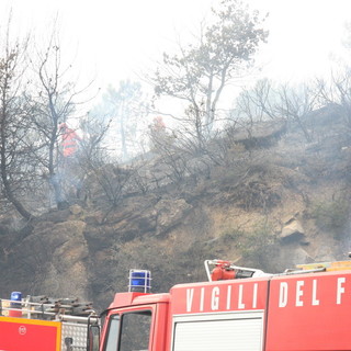 San Bartolomeo al Mare: incendio di sterpaglie vicino a un'abitazione in valle Chiappa. Domato dai Vigili del Fuoco