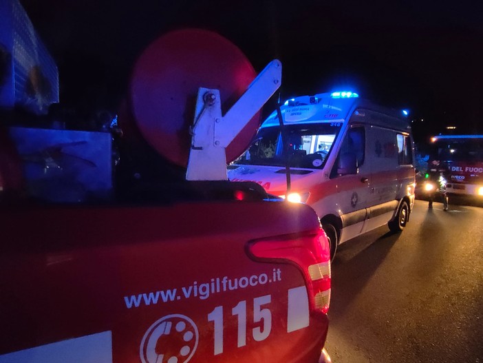 Incidente nella notte a Ventimiglia: auto si ribalta in via Cavour