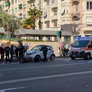 Sanremo: scontro frontale tra un'auto e una moto in via Roma, motociclista portato in ospedale