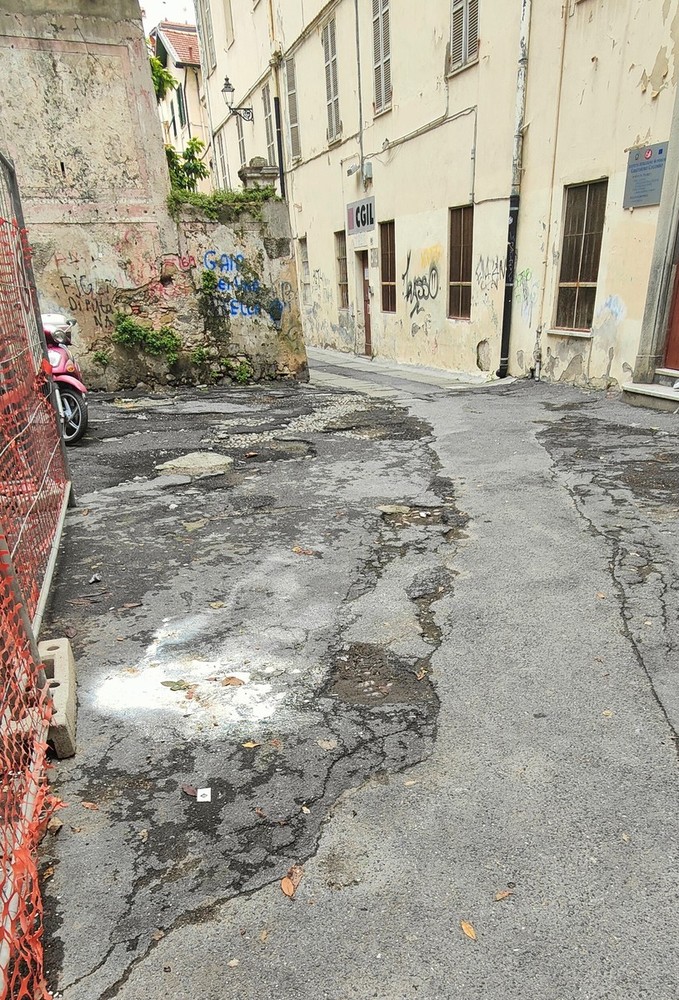 Sanremo, &quot;manto stradale e pedonale in condizioni penose in via Morardo&quot;: la segnalazione (Foto)