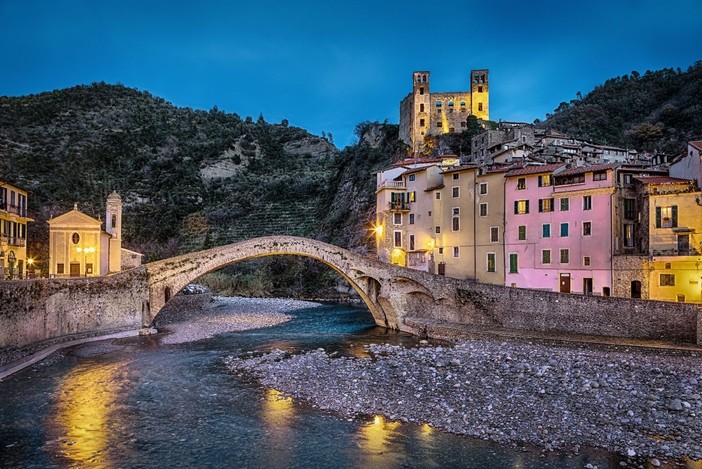 A Dolceacqua la mostra personale di Elena Copetti, un omaggio al borgo medioevale