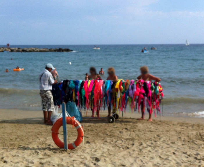 Arma di Taggia: venditori abusivi in spiaggia, l'immagine di un lettore