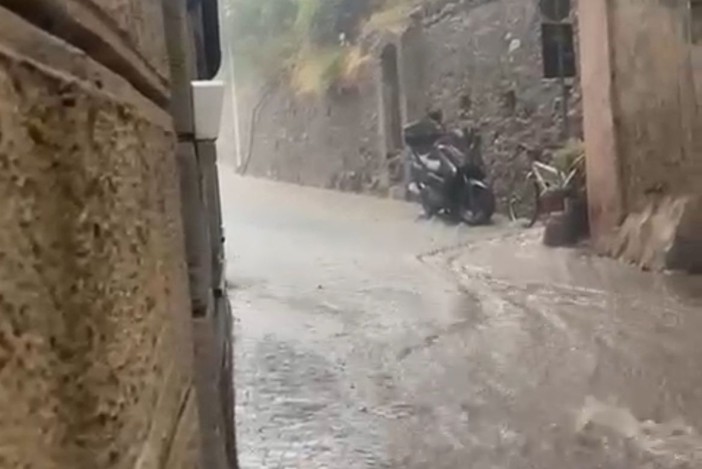 Maltempo in Riviera di Ponente, allagata via Lercari a Taggia (Foto e video)