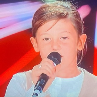 Viola Vivo incanta il pubblico di The Voice Kids: talento di Arma di Taggia brilla sul palco