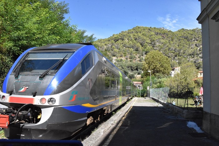 Treno-Bus tra Torino e Ventimiglia: ecco le 'dis-avventure' di un professore universitario nei suoi viaggi impossibili in Val Roya