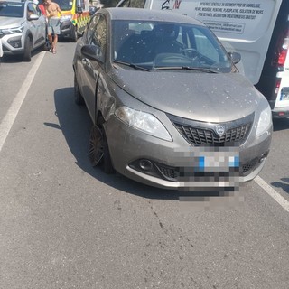 Ventimiglia, scontro frontale in corso Mentone: ferita una passeggera, traffico in tilt (Foto)